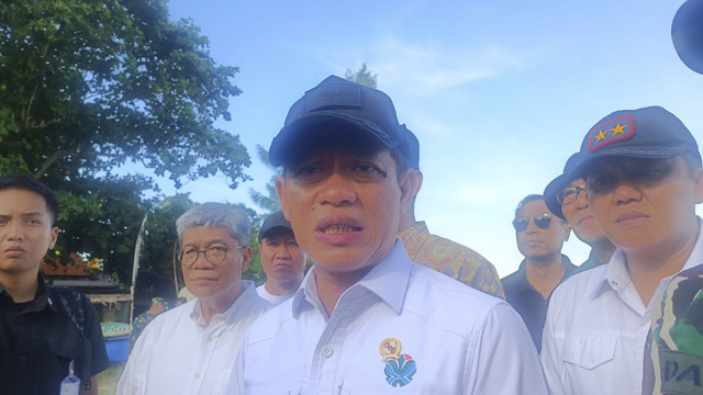 Menteri Lingkungan Hidup Faisol Nurofiq saat kunjungan kerja ke Posko Penanganan Sampah Laut di Pantai Kuta, Kabupaten Badung, Bali, Jumat (12/4/2025). Foto: Denita BR Matondang/kumparan