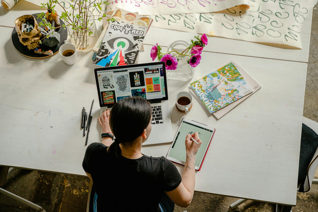 Ilustrasi contoh kalimat undangan khitanan online. Foto: Pexels.com/Antoni Shkraba Studio