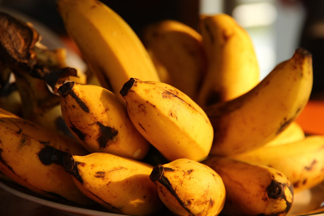 Ilustrasi cara menyimpan pisang di kulkas agar tidak hitam, foto: unsplash/Fabrizio Frigeni