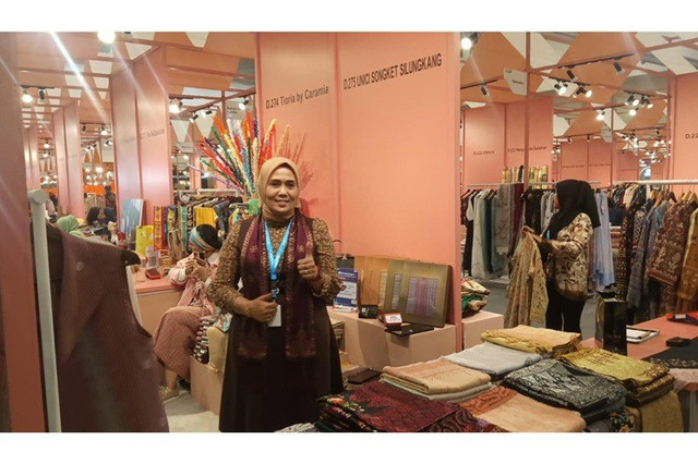 Unici Songket Silungkang, UMKM tenun asal Sumatera Barat yang sukses menembus pasar nasional hingga internasional. Foto: dok. BRI