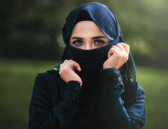 Ilustrasi baju coklat cocok dengan jilbab warna apa. Sumber: v