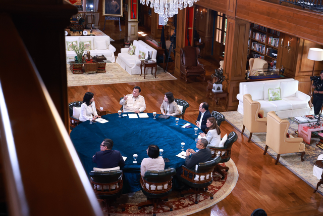 Presiden Prabowo Subianto mengapresiasi kinerja Mentan Andi Amran Sulaiman dan Wamentan Sudaryono yang berhasil menghindari krisis saat dialog bersama para jurnalis senior di Jakarta, Rabu (8/4/2025). Foto: Dok. Istimewa