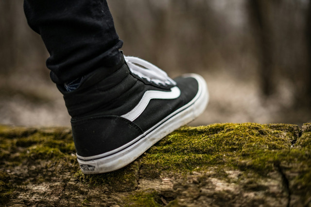 Sepatu yang Cocok untuk Semua Outfit Pria. Foto: Sneaker Kasual. Sumber Unsplah Jeffrey Wegzryn