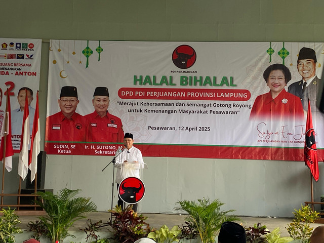 Ketua DPD PDIP Lampung, Sudin saat memberikan sambutan di acara halal bihalal. | Foto: Sinta Yuliana/Lampung Geh