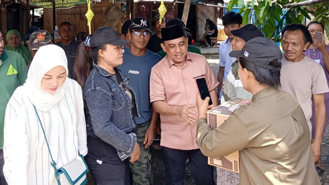 Bupati Bolaang Mongondow (Bolmong), Yusra Alhabsyi (mengenakan peci hitam), saat menghadiri lebaran ketupat yang digelar oleh warga.