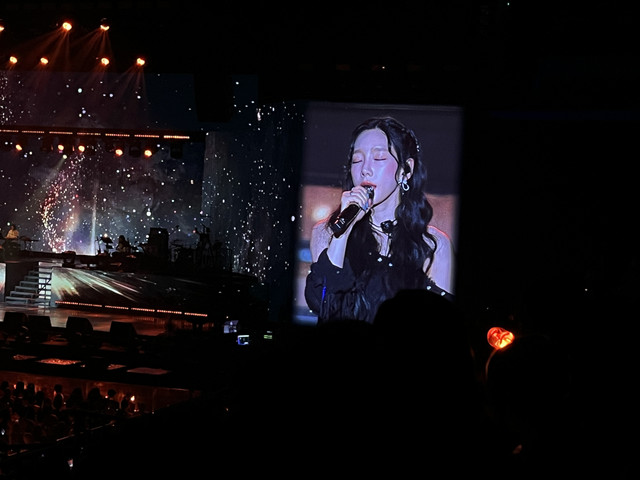 Penampilan Taeyeon SNSD saat menggelar konser solo The Tense di Indonesia Arena GBK, Sabtu (12/4). Foto: Ela Nurlaela/kumparan