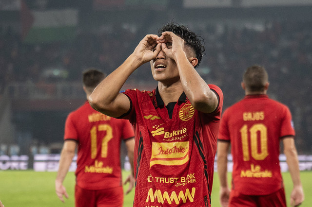 Pesepak bola Persija Jakarta Muhammad Rayhan Hannan (tengah) melakukan seleberasi usai mencetak gol ke gawang Persebaya Surabaya pada pertandingan BRI Liga 1 di Stadion Utama Gelora Bung Karno, Senayan, Jakarta, Sabtu (12/4/2025). Foto: ANTARA FOTO/Bayu Pratama S