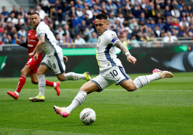Aksi Lautaro Martinez saat Inter Milan vs Cagliari dalam laga pekan ke-32 Liga Italia 2024/25 di Stadion San Siro, Sabtu (12/4) malam WIB. Foto: REUTERS/Alessandro Garofalo