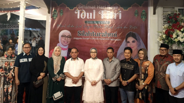 Foto bersama dalam acara Silaturahmi Idul Fitri yang diselenggarakan anggota DPR RI, Yasti Supredjo Mokoagow.