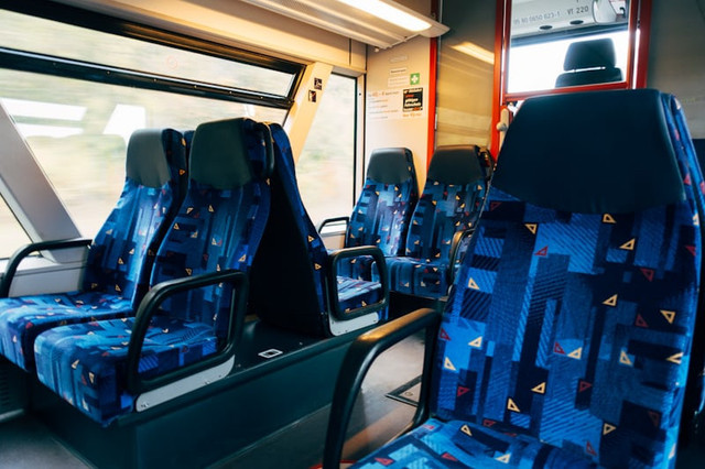 Ilustrasi Tempat Duduk Bus yang Aman. Sumber: unsplash/ Markus Winkler