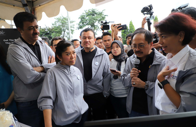 Presiden Direktur & CEO XL Axiata, Rajeev Sethi; Menkomdigi, Meutya Hafid; Direktur Jenderal Ekosistem Digital Komdigi, Edwin Hidayat Abdullah; Presiden Direktur Smartfren, Merza Fachys; dan Direktur &Chief Enterprise Business & Corporate Affairs Officer XL Axiata, Yessie D Yosetya, hadir dalam Sosialisasi Peraturan Menteri tentang eSIM dan Pemutakhiran Data menggunakan Biometrik di Jakarta, Jumat (11/4). Foto: XL Axiata