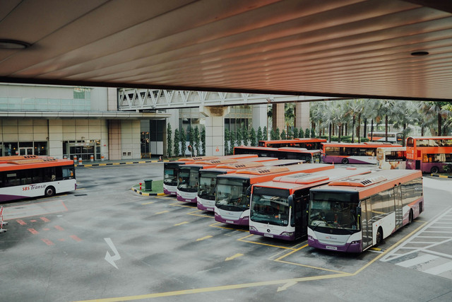 Tempat pemberhentian bus listrik Medan. Foto hanya ilustrasi, bukan tempat sebenarnya. Sumber: Unsplash/CHUTTERSNAP