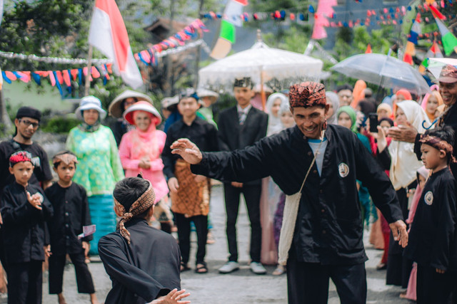 Pakaian Adat Jawa Barat. Foto hanya sebagai ilustrasi saja. Sumber: Unsplash/firman fatthul.