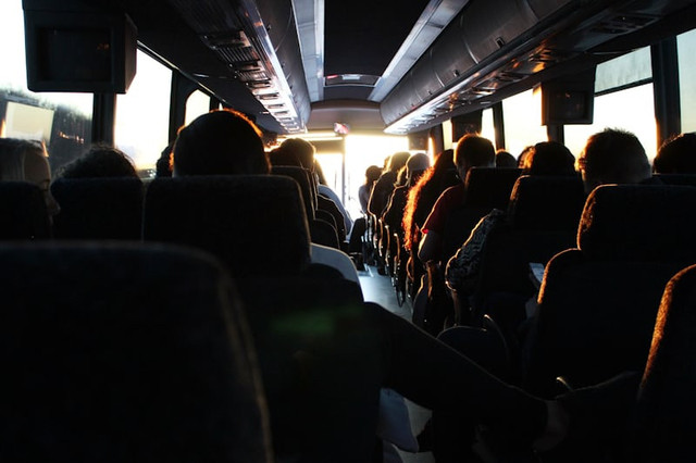 Perbedaan bus VIP dan eksekutif Harapan Jaya. Foto hanyalah ilustrasi bukan tempat sebenarnya. Sumber: Unsplash/Ash Gerlach