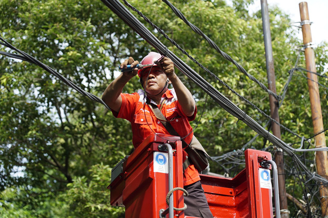 Petugas Telkom saat merapikan kabel optik di Jakarta Selatan. Foto: Dok. Telkom