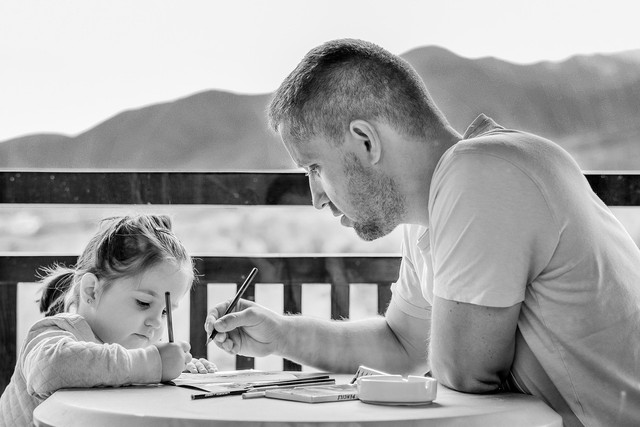 https://cdn.pixabay.com/photo/2016/09/03/09/18/girl-1641215_1280.jpg (Ilustrasi orang tua dan anak)