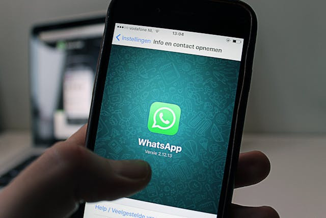 Ilustrasi cara membuat tulisan miring, tebal, terbalik di whatsapp. Sumber: pexels.com
