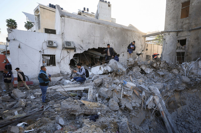 Ilustrasi serangan dua Israel menghantam Rumah di Kota Gaza. Foto: Dawoud Abu Alkas/REUTERS