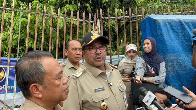 Wagub Jakarta Rano Karno meninjau JPO di Jalan Daan Mogot, Selasa (15/4). Foto: Rayyan Farhansyah/kumparan