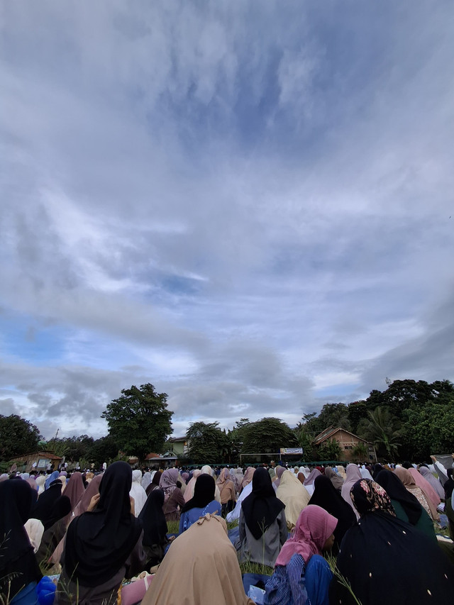 Pelaksanaan sholat idulfitri diikuti oleh sejumlah masyarakat setempat dengan dihiasi awan yang cukup mendung dilapangan talok, senin 31/03/2025 sumber : dokumentasi pribadi