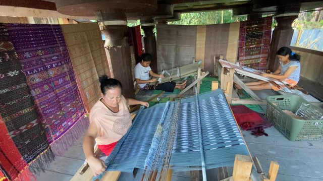 Rumah Ulos milik Marlinda Yanti Panggabean di Desa Lumban, Siatas Barita, Tapanuli Utara, Sumatera Utara berhasil bangkit dan berdayakan wanita berkat program BRI Klasterhidupku. Foto: Dok. BRI