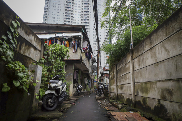 Suasana pemukiman penduduk dengan latar belakang gedung bertingkat di kawasan Karet Tengsin, Jakarta, Kamis (17/4/2025). Foto: Iqbal Firdaus/kumparan