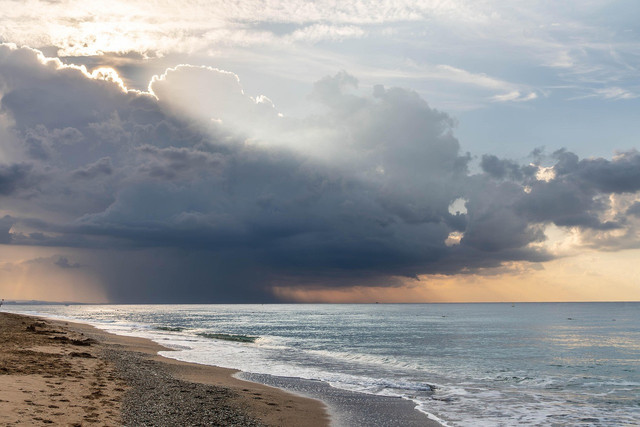 Pantai Logending Kebumen. Foto hanya ilustrasi, bukan tempat sebenarnya. Sumber: Pixabay/raiKom