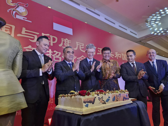 Duta Besar China untuk RI Wang Lutong dan tamu undangan di peringatan 75 tahun hubungan diplomatik RI-China. Foto: Nadia Riso/kumparan