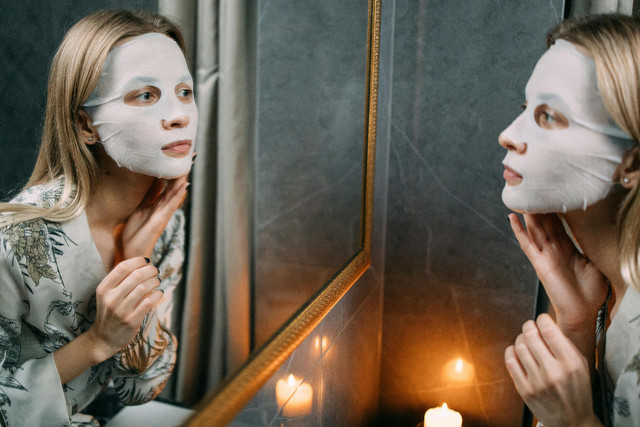 Ilustrasi manfaat sleeping mask viva - Sumber: pexels.com/@ivan-samkov/