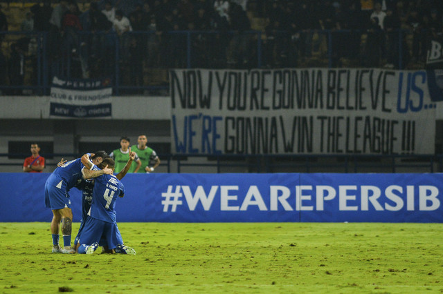 Pemain Persib Bandung melakukan seleberasi usai mencetak gol ke gawang Bali United pada pertandingan lanjutan BRI Liga 1 di Stadion Gelora Bandung Lautan Api (GBLA), Bandung, Jawa Barat, Jumat (18/4/2025). Foto: Raisan Al Farisi/ANTARA FOTO