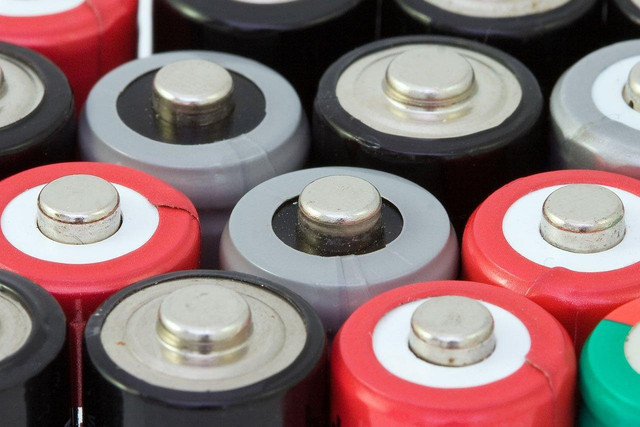 Baterai sumber https://pixabay.com/id/photos/baterai-isi-ulang-energi-listrik-1821/