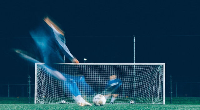 Ilustrasi Link dan Cara Nonton Live Streaming Fulham vs Chelsea Sumber Unsplash/Jannes Glas