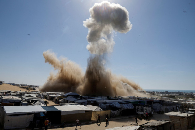 Ledakan dari serangan udara Israel menghantam kamp tenda pengungsian di Khan Younis, Jalur Gaza selatan, Sabtu (19/4/2025). Foto: Hatem Khaled/REUTERS
