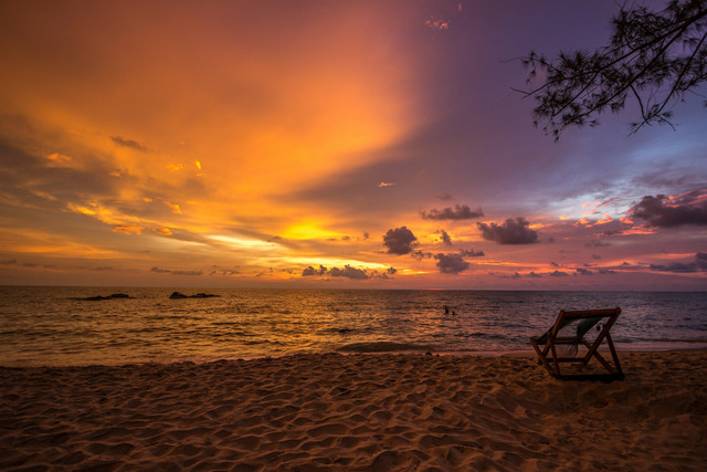 Pantai di Batang. Foto hanya sebagai ilustrasi, bukan tempat sebenarnya. Sumber foto: Unsplash-Michael Lammli
