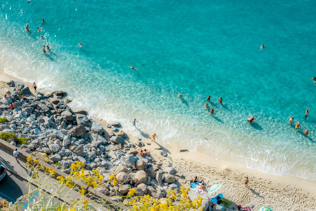 Pantai Sembukan Wonogiri. Foto hanya sebagai ilustrasi, bukan tempat sebenarnya. Sumber foto: Unsplash-Krzysztof Maksimiuk