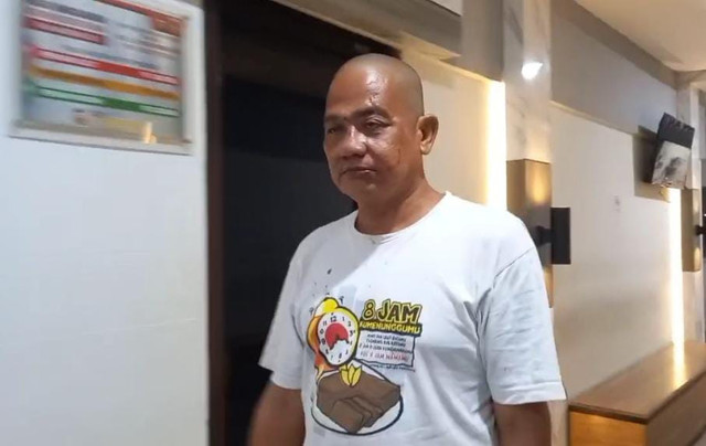 Edwin Syarif korban penggeroyokan diduga dilakukan Sultan Iskandar Mahmud Badaruddin saat melaporkan kejadian tersebut di Polrestabes Palembang. Foto : Istimewa