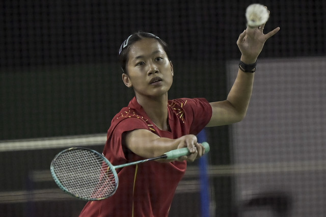 Pebulu tangkis tunggal putri Indonesia Putri Kusuma Wardani mengembalikan kok ke arah Ester Wardoyo pada simulasi pertandingan dalam persiapan Sudirman Cup 2025 di Pelatnas Bulu Tangkis di PBSI Cipayung, Jakarta, Senin (21/4/2025). Foto: Fauzan/ANTARA FOTO