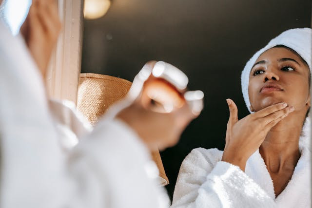 Ilustrasi Moisturizer untuk Kulit Kering dan Mencerahkan. sumber: Pexels/Sora Shimazaki