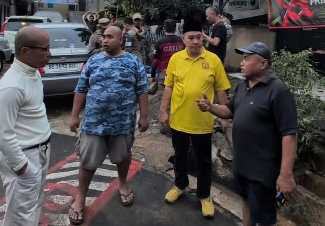 Anggota Komisi II DPRD Provinsi Lampung, Handitya Narapati SZP saat meninjau banjir. | Foto: Dok Istimewa