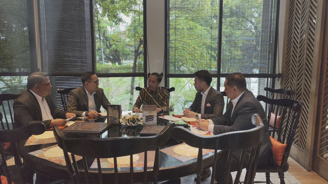 Presiden ke-7 Joko Widodo berbincang dengan kuasa hukumnya saat melakukan pertemuan di Restoran Seribu Rasa, Menteng, Jakarta, Selasa (22/4/2025). Foto: Luthfi Humam/kumparan