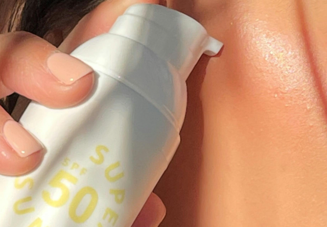 Ilustrasi Rekomendasi Sunscreen untuk Flek Hitam Usia 40 Tahun Ke Atas. Sumber: Pexels/Sunny Skin
