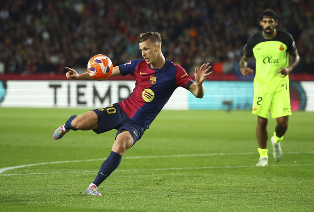 Dani Olmo dari FC Barcelona menembak ke gawang pada pertandingan Liga Spanyol antara Barcelona vs Mallorca di Estadi Olimpic Lluis Companys, Barcelona, Spanyol, Selasa (22/4/2025) malam WIB Foto: Albert Gea/REUTERS