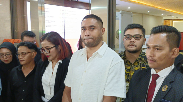 Musisi Rayen Pono didampingi kuasa hukumnya usai melaporkan Ahmad Dhani ke Bareskrim Mabes Polri. Foto: Aprilandika Pratama/kumparan