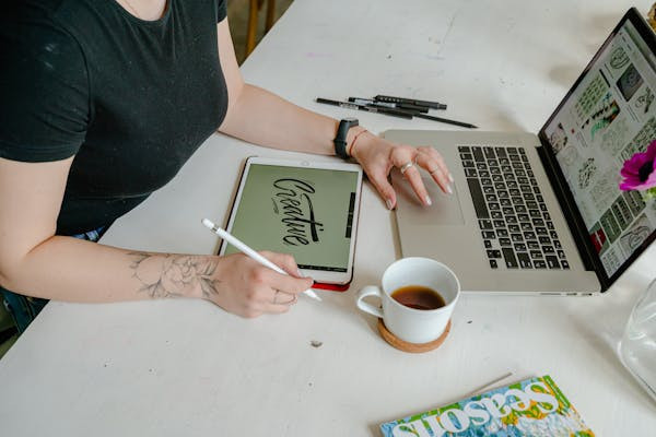 Seorang desain grafis membutuhkan laptop yang mumpuni untuk kebutuhan kreatif. Foto: Pexels