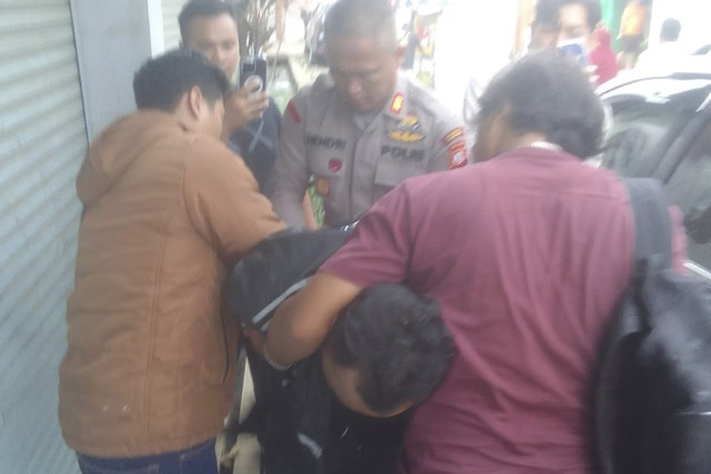 Unit Reskrim Polsek Baleendah menangkap pelaku pengeroyokan di Kabupaten Bandung. Foto: Dok. Polsek Baleendah