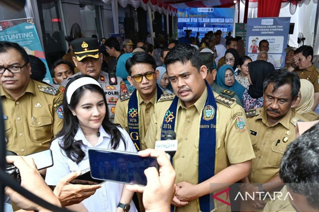 Wamendukbangga/Waka BKKBN Ratu Ayu Isyana Bagus Oka (kiri) didampingi Gubernur Sumut Bobby Nasution menjawab pertanyaan media di Puskesmas Tanahtinggi, Kota Binjai, Sumatera Utara, Senin (21/4/2025). Foto: ANTARA/HO-Diskominfo Sumut