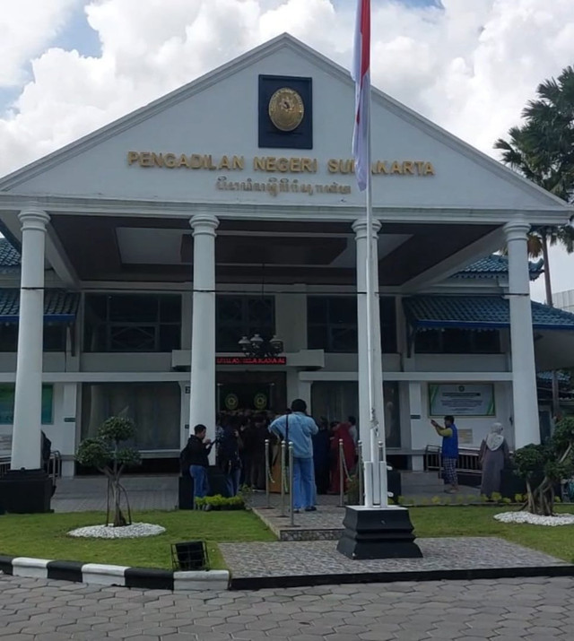 Sidang perdana dua gugatan ke Jokowi soal wanprestasi mobil Esemka dan ijazah dugaan palsu SMAN 6 Solo di Pengadilan Negeri (PN) Solo, Kamis (24/4/2025). Foto: Dok. kumparan