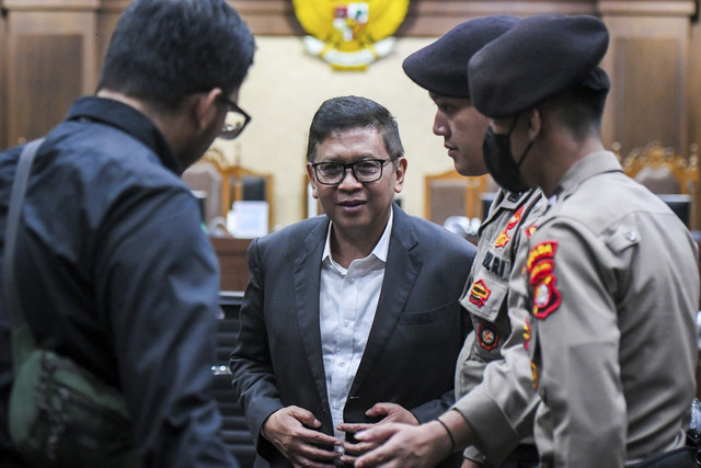 Terdakwa kasus dugaan perintangan penyidikan kasus korupsi Harun Masiku dan pemberian suap, Hasto Kristiyanto (kedua kiri) menjalani sidang lanjutan di Pengadilan Tipikor, Jakarta, Kamis (24/4/2025). Foto: Sulthony Hasanuddin/ANTARA FOTO