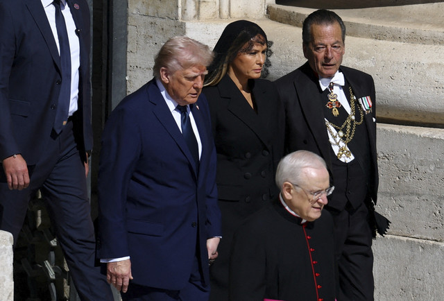 Presiden Amerika Serikat Donald Trump bersama ibu negara Melania Trump berjalan saat Misa Pemakaman Paus Fransiskus di Lapangan Santo Petrus, Vatikan, Sabtu (26/4/2025). Foto: Kai Pfaffenbach/Reuters