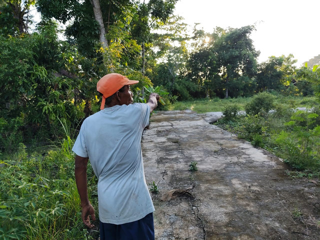 Mbah Tupon (68) menunjukkan hibah tanah untuk jalan dan gedung  RT 04 Dusun Ngentak, Kalurahan Bangunjiwo, Kapanewon Kasihan, Kabupaten Bantul, Sabtu (26/4). Foto: Arfiansyah Panji Purnandaru/kumparan